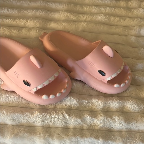 Women’s pink Shark slides - Picture 6 of 7